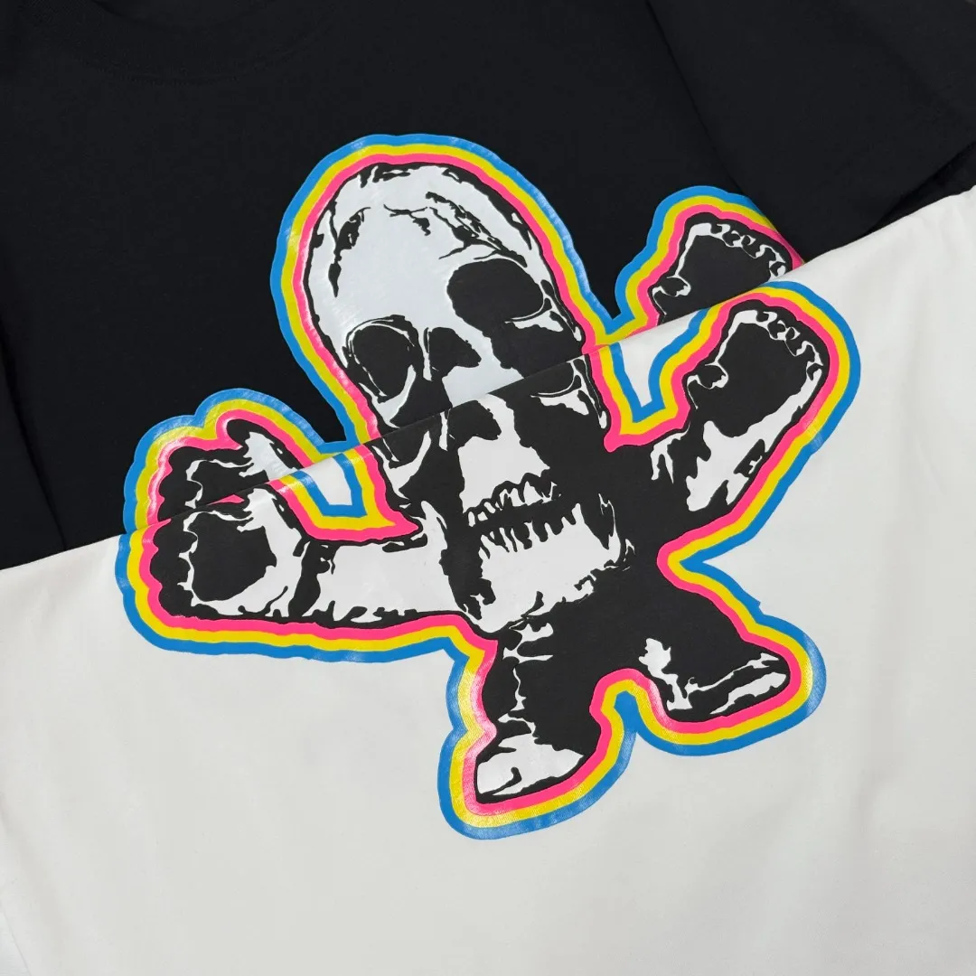 P180 Chrome Hearts Chrome Hearts 25 high-end versions. The fabric is made of 300 grams of high-density pure cotton. It does not deform or shrink. It has three labels. It is the same style for men and women. Technology: suede foaming + digital printing. Color: white, black. SIZE: S-XL.